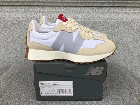 New Balance 327 Sneakers