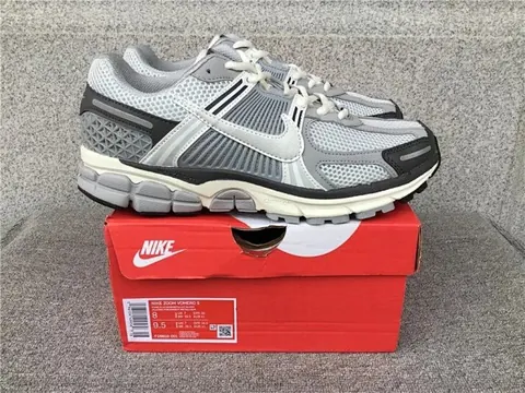 Nike Zoom Vomero 5 Sneakers